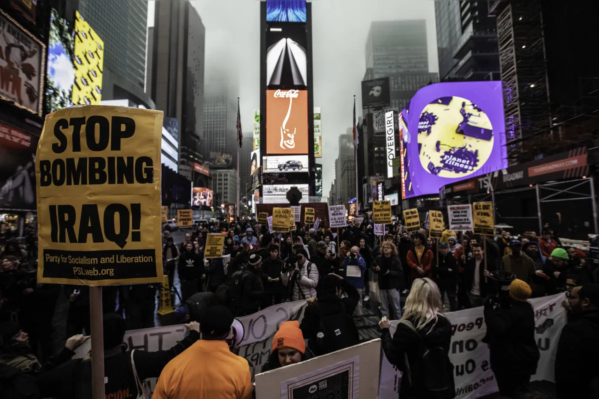 Manifestantes fazem ato contra ação militar americana no Oriente Médio e pela saída do presidente Donald Trump, na região de Times Square, em Nova York