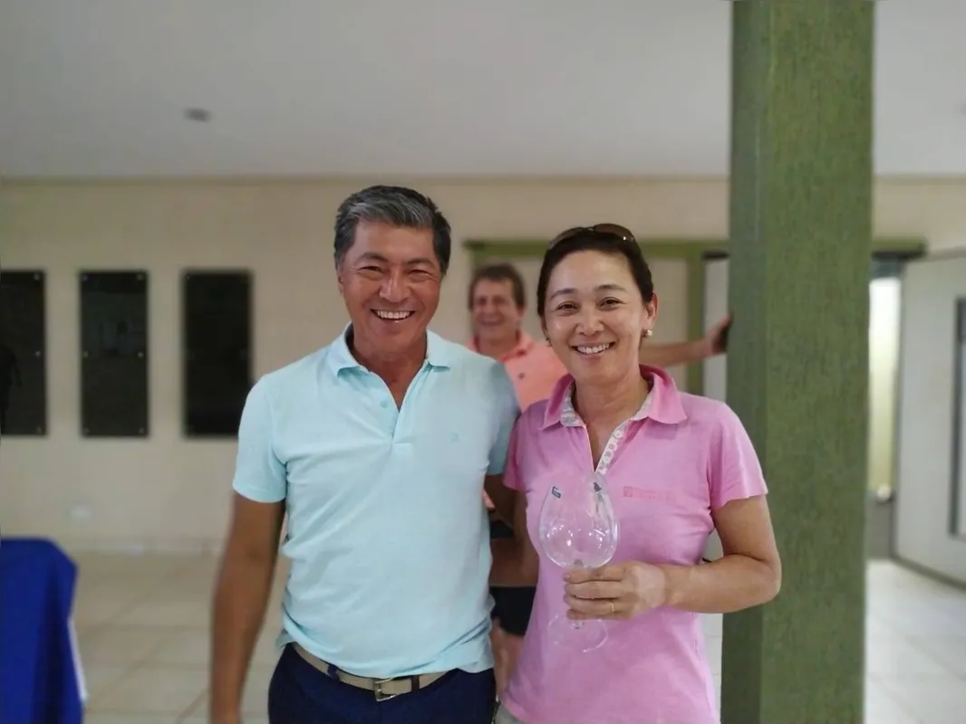O  campeão  do torneio gross, Kouchi Yui, e a golfista Alice Ito,  2º lugar  Net   