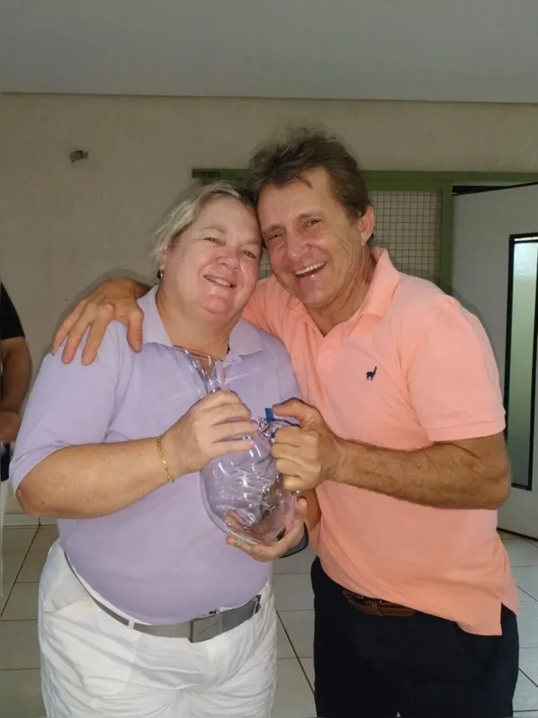 A campeã  gross, Jovana Fuganti, recebe   os cumprimentos do presidente do clube,  A . Donizete de Sá 
