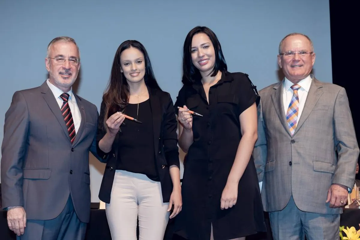 O professor Osmar Vieira, coordenador do curso de direito, com as alunas Jennifer  Lenita Carvalho e Karina Leme Oliveira e o reitor Eleazar Ferreira 