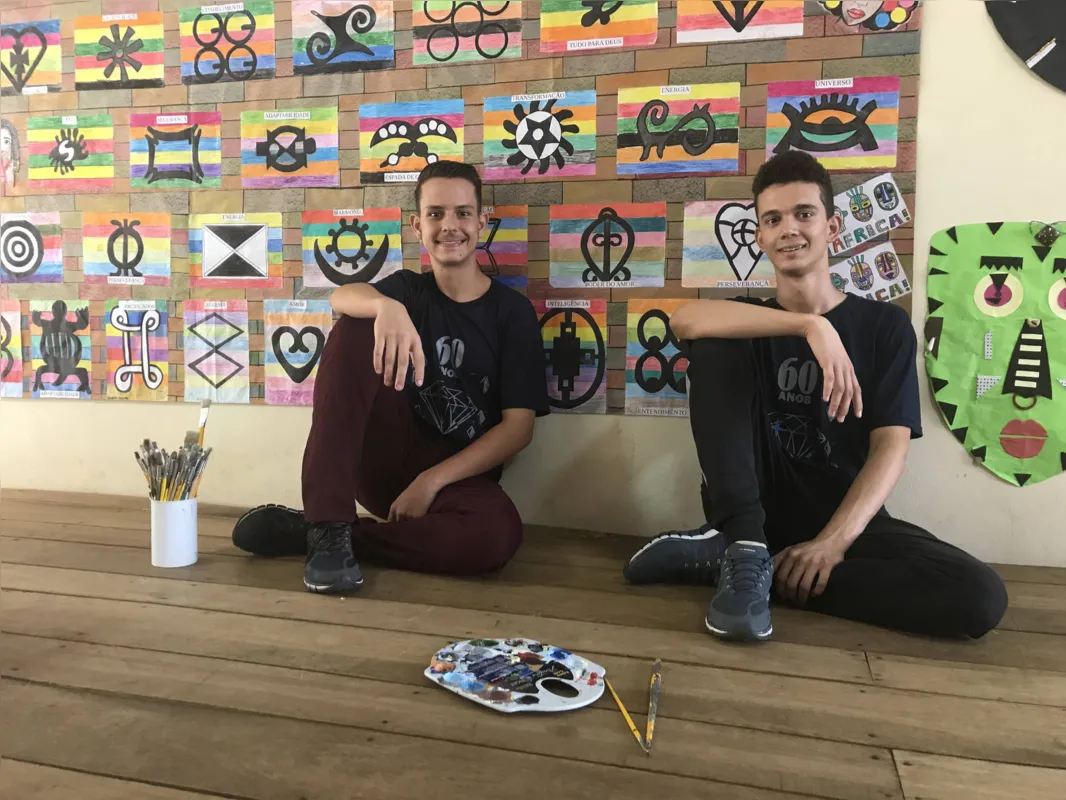 Os alunos João Vitor Guttozzo e Gustavo Cardoso de Lima Oliveira: atividade multidisciplinar deu origem à mostra do ILES