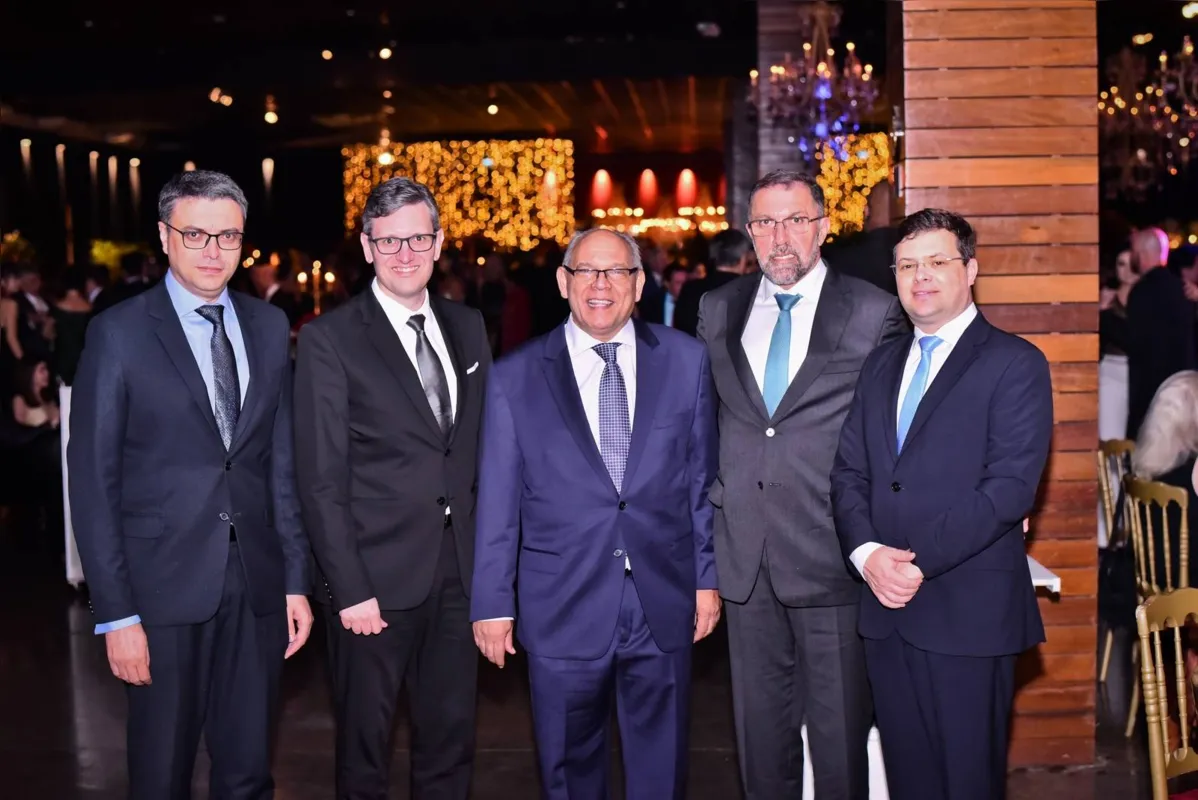 Antônio Maurício Ribeiro, gerente de desenvolvimento e estratégia da Unimed Paraná; Alexandre Bley, diretor de mercado e comunicação da Unimed Paraná; Omar Taha mais Rached Haya Traya, presidente da Unimed Curitiba e Rafael Francisco dos Santos, presidente da Unimed Ponta Grossa