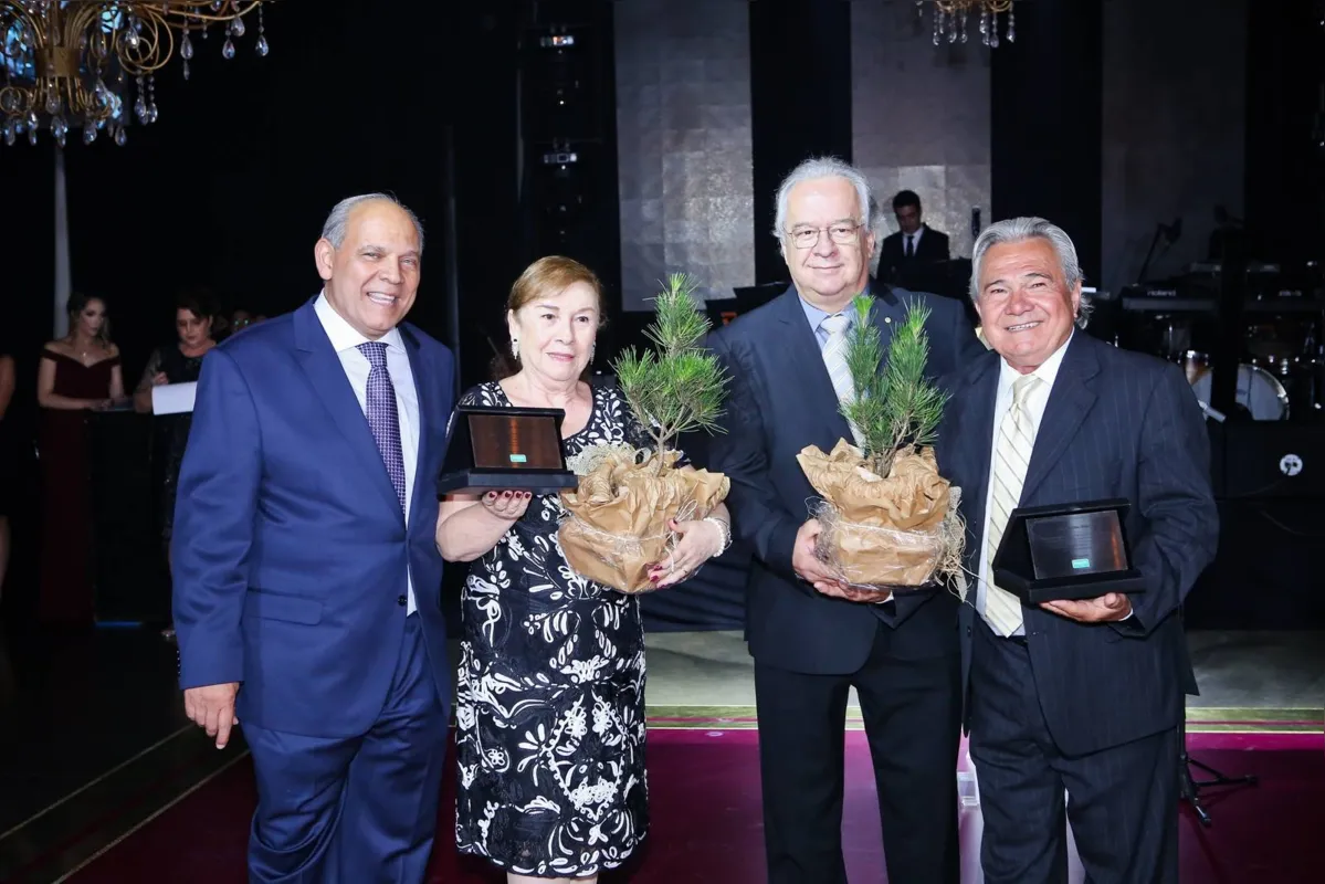 Homenagem aos cooperados beneméritos, Ana Maria Cavalheiro Teodoro e Celson Patrial