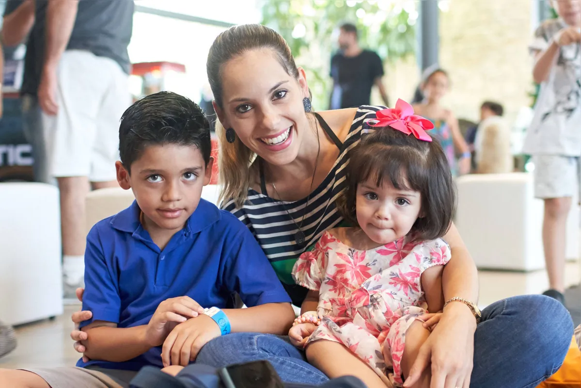 Paula Vieira e os filhos Henrique e Lívia
