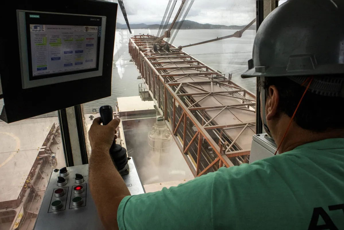 A soja teve queda de US$ 294 milhões nas exportações devido à menor demanda chinesa pelo grão; a redução nos preços externos e a redução no volume da safra nacional também influenciaram 