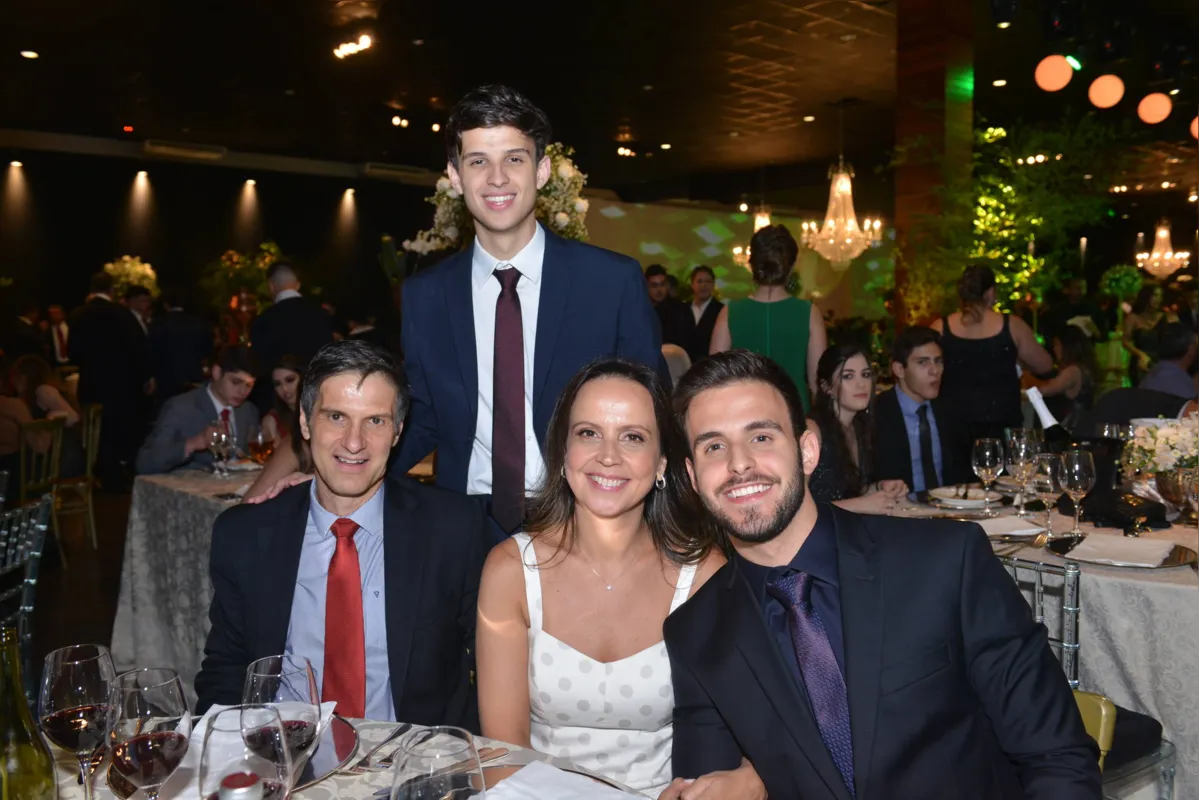 Marcos, Sandra e Guilherme Cabrera saudaram o formando do Terceirão Eduardo (em pé)