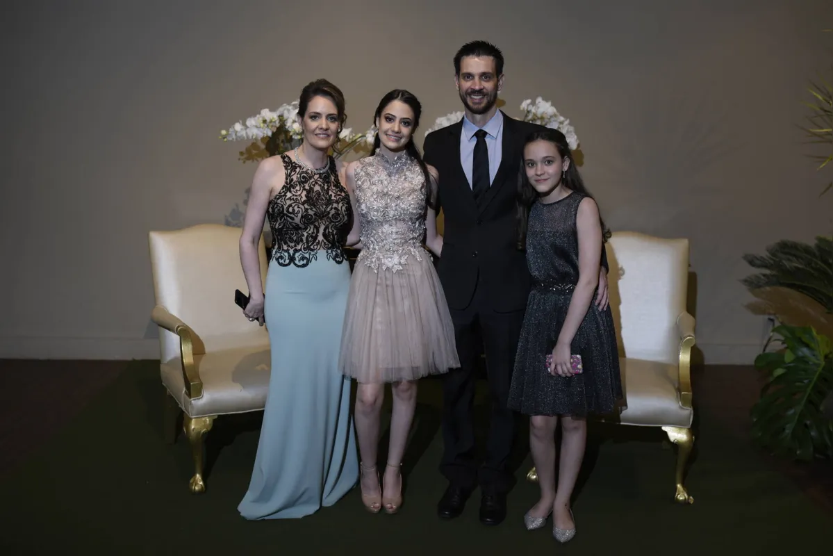 A formanda do 9º Ano Giovana Soares Russo, com os pais Adriana e Alexandre e a irmã Isabela