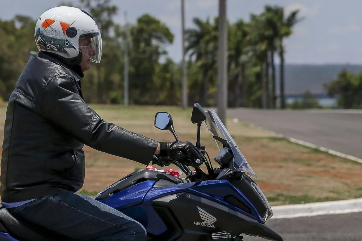 Imagem ilustrativa da imagem Bolsonaro compra moto para andar no entorno do Alvorada