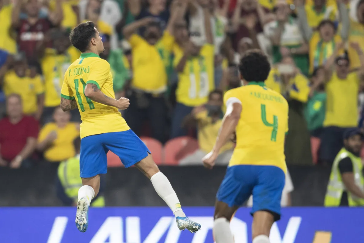 Coutinho comemorando o gol de falta contra a Coréia do Sul.