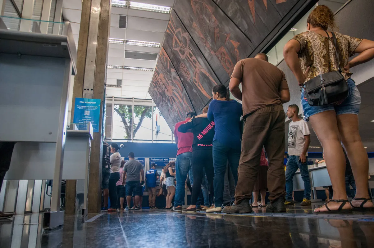 Para facilitar o atendimento, 2.381 agências da Caixa terão horário estendido nesta sexta (8) e na segunda-feira (11)