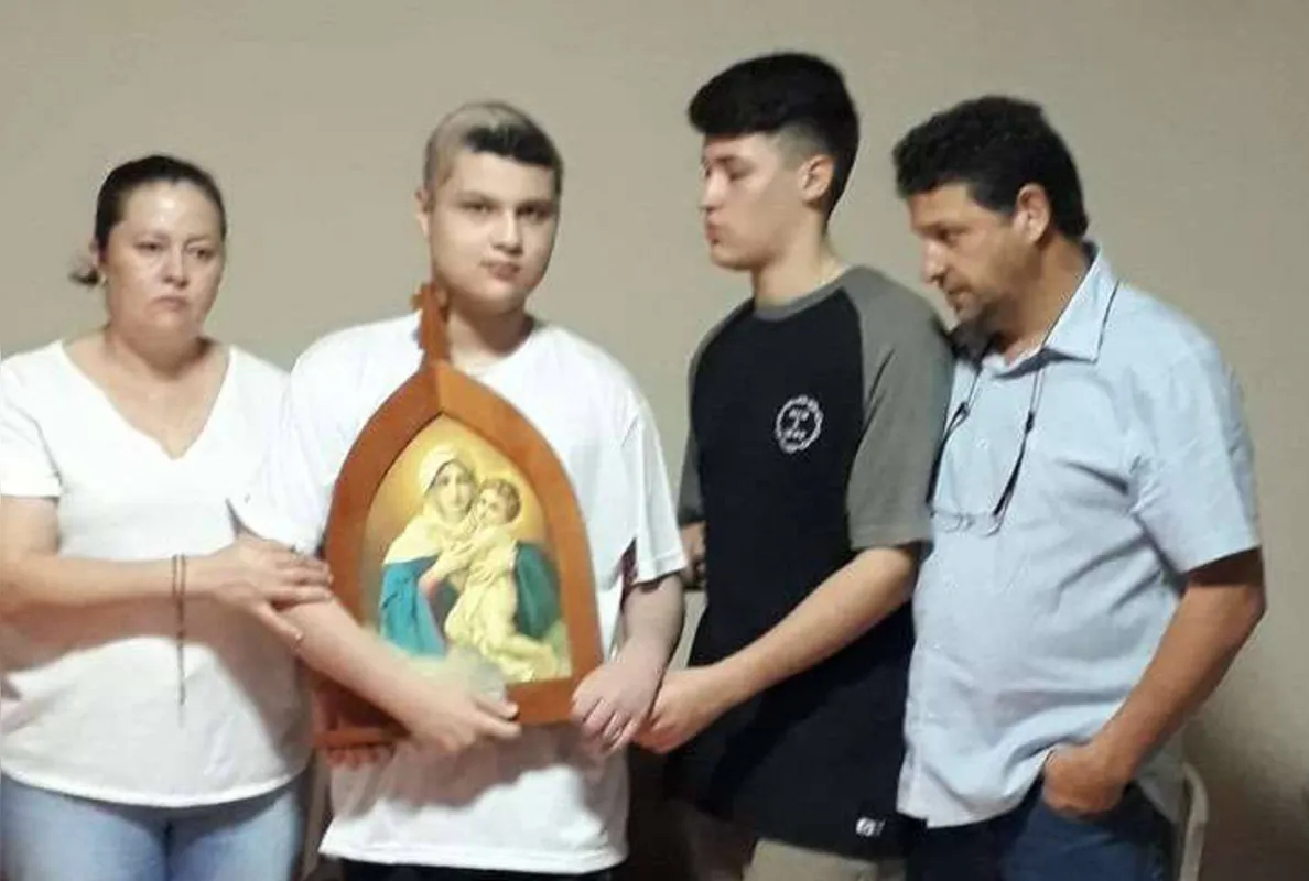 Matheus Camilo junto com os pais e irmão