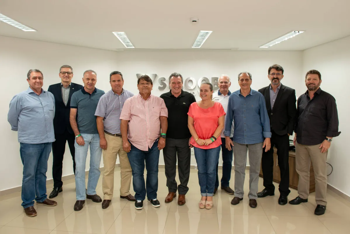 Conselho e diretoria Sicoob Ouro Verde, concentrados antes do início das apresentações