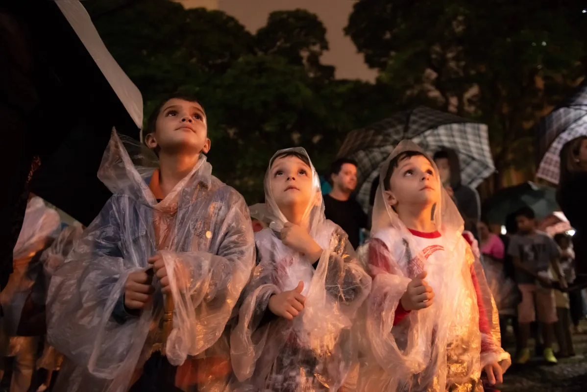 Toda a atenção do público presente às apresentações