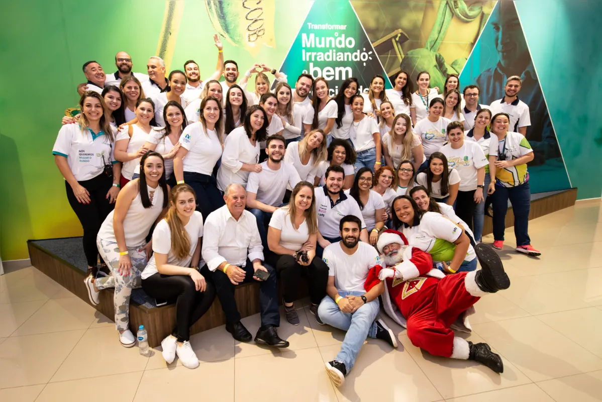 Parte dos anjos, colaboradores do Sicoob que acompanham as crianças