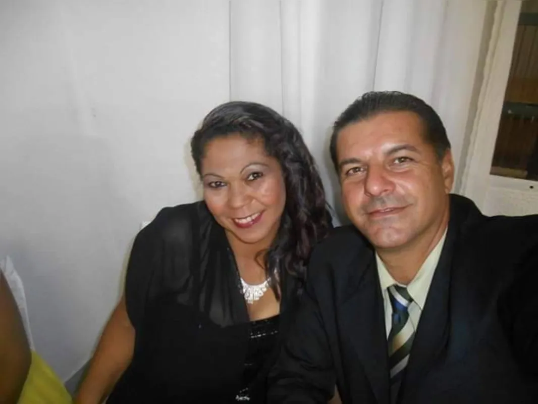 Larissa Schwingel e o marido Ezequiel Matos da Silva reformam e doam cadeiras de rodas para pessoas de baixa renda.
