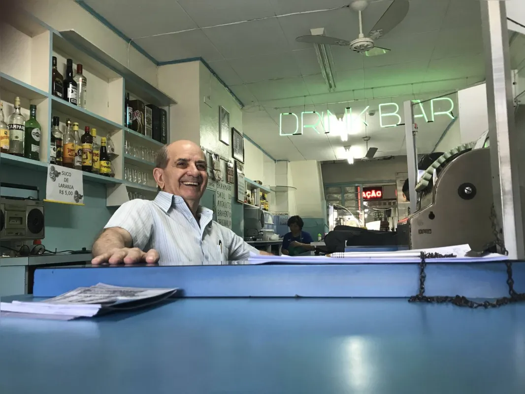 Lucílio Anacleto, 83, foi o quarto morador do ‘bloco B’ e é proprietário do Bar Estoril desde 1962 