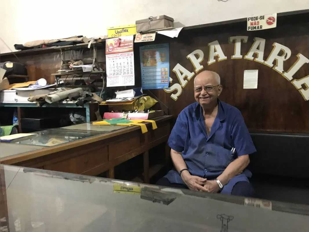  O sapateiro Milton Abade Bonfim, 82, se instalou em uma das salas do Centro Comercial em 1969