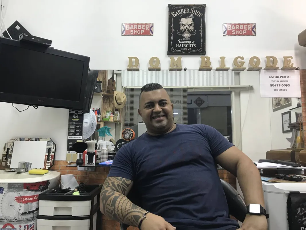 "Estou muito feliz com minha escolha. Era um espaço assim que eu buscava”, diz Carlos Fabiano de Souza, 38, que investiu em uma barbearia há pouco mais de um ano