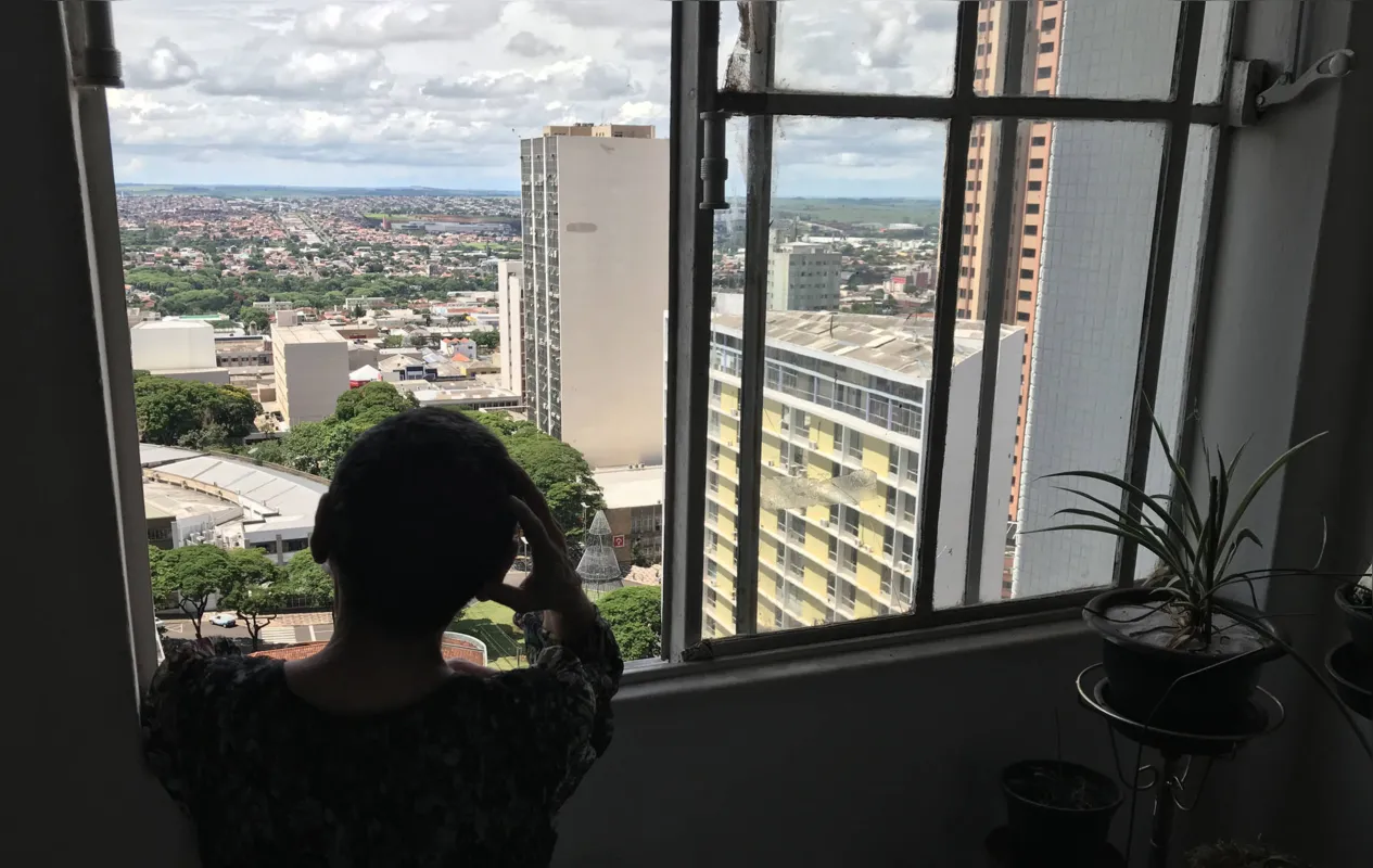 Marília de Assis gosta observar a vida no centro através da janela do edifício que conhece desde os 10 anos de idade 