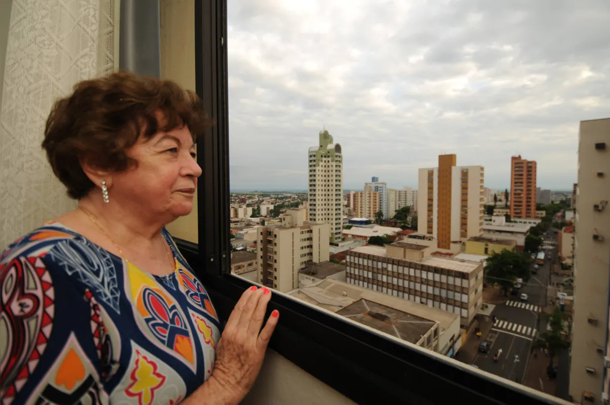 A moradora Iracema Polimeni da Silva tem também uma loja de pão de queijo no condomínio e, ao todo, já completou 25 anos no local 