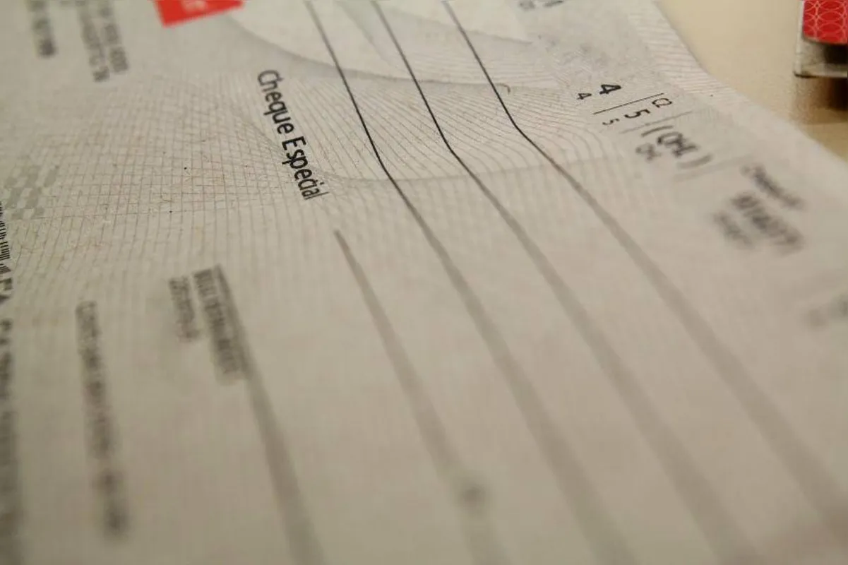 Imagem ilustrativa da imagem Cheque especial tem teto de 8%, e bancos adiam cobrança de taxa