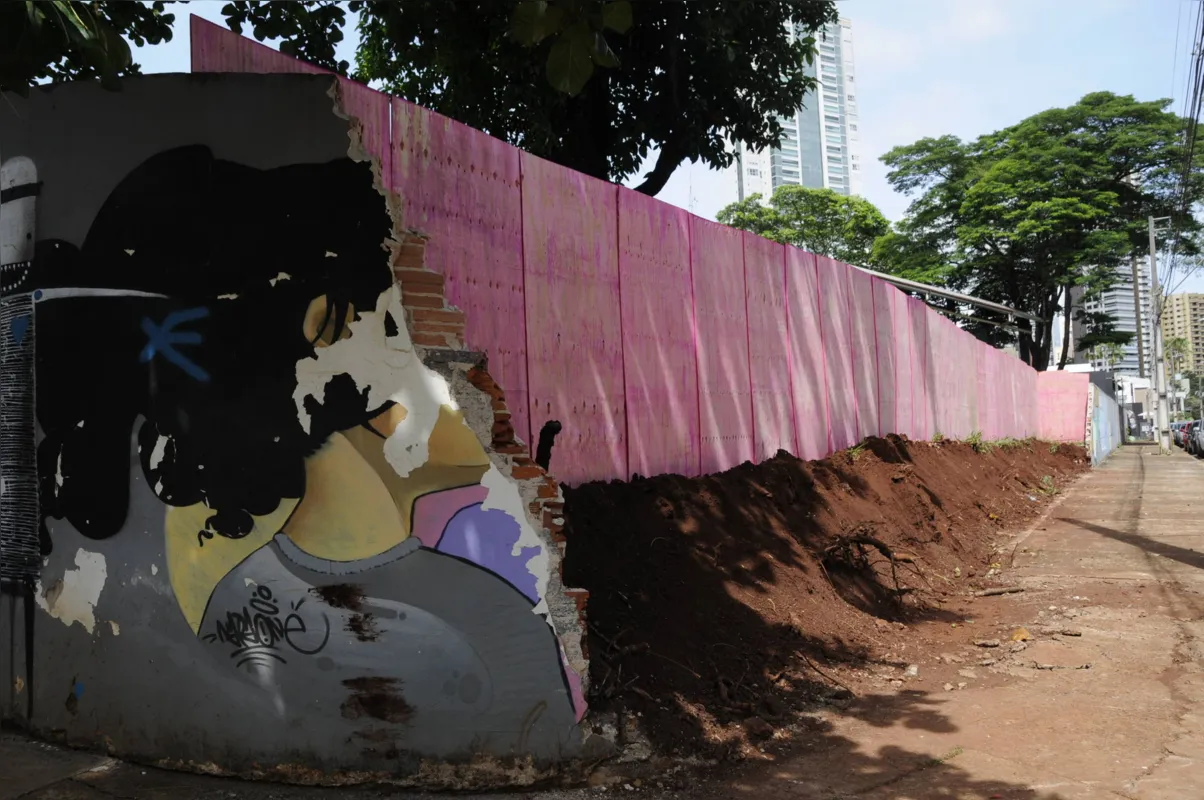Parte do muro da escola Norman Prochet cedeu com o volume de água 