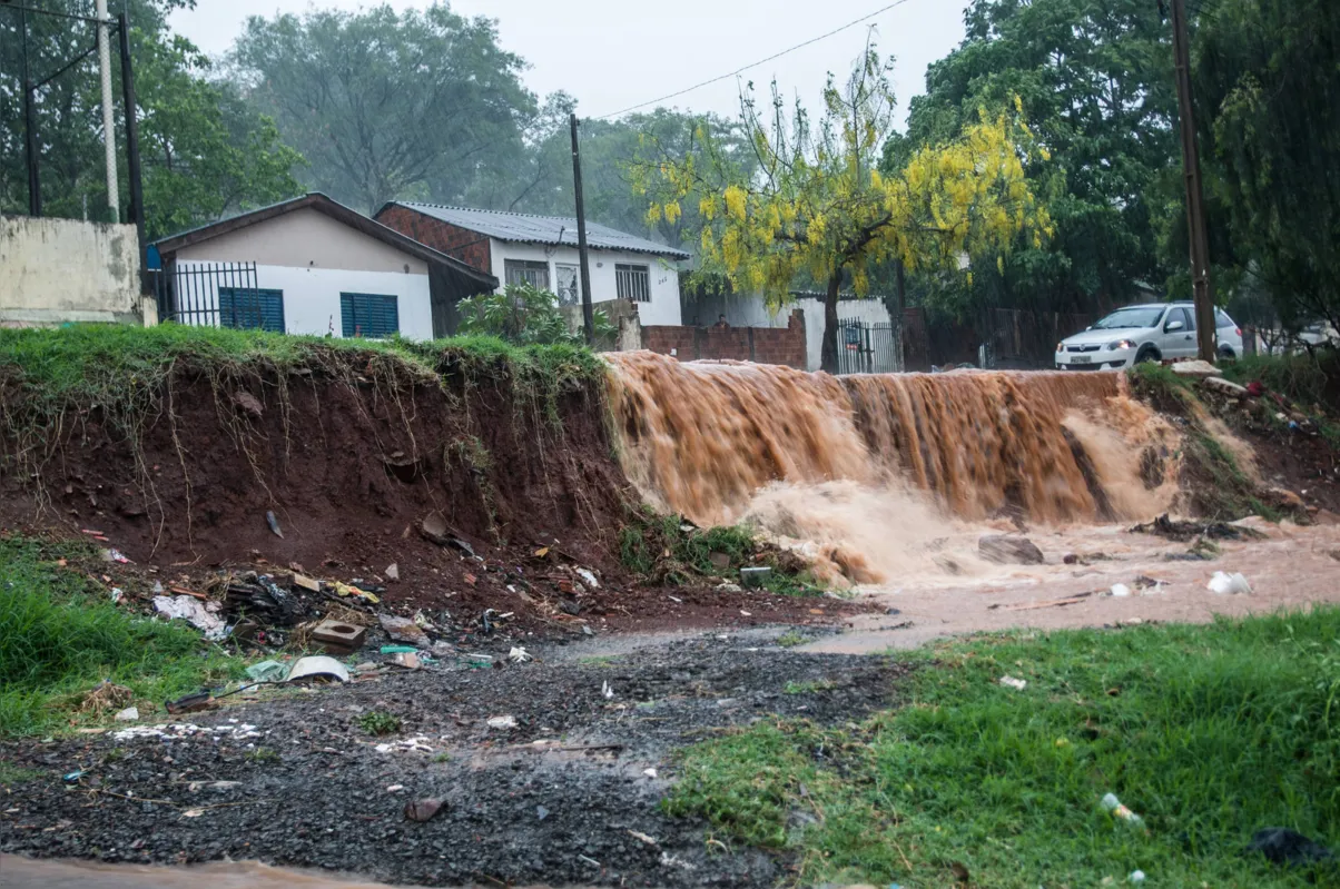 Muro e portão de residência foram levados: moradora foi embora