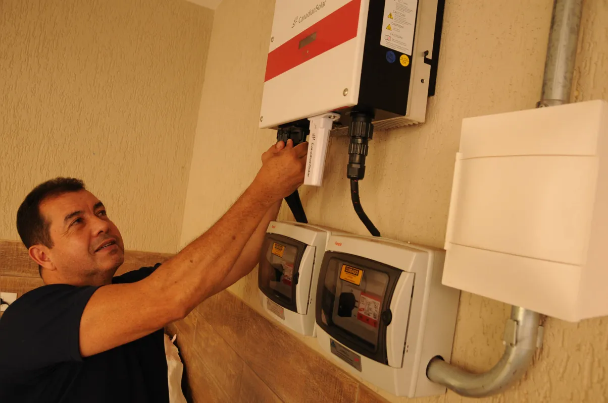 O policial aposentado Wanderley Veríssimo instalou um sistema de geração de energia solar em sua casa para ter economia com o uso de ar condicionado no calor
