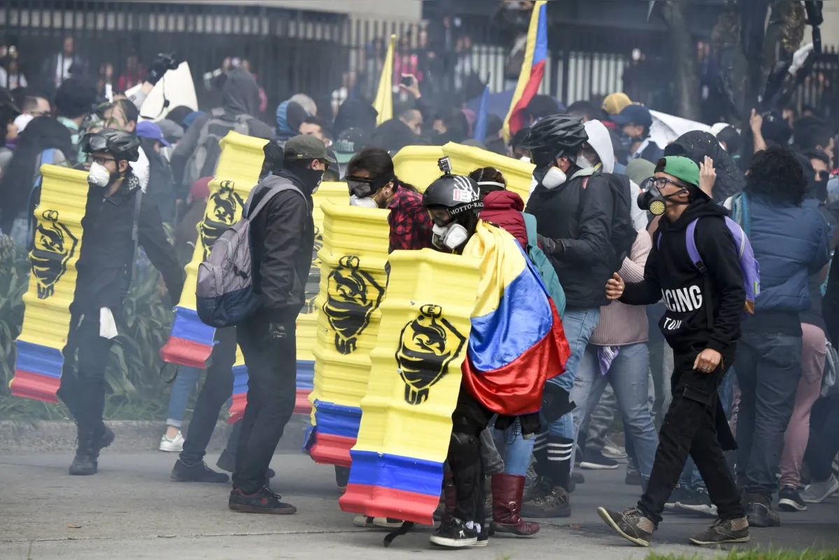 Manifestantes insistem que o governo, que enfrenta uma crise de popularidade, mantenha salários mínimos para os jovens e o direito universal à aposentadoria 