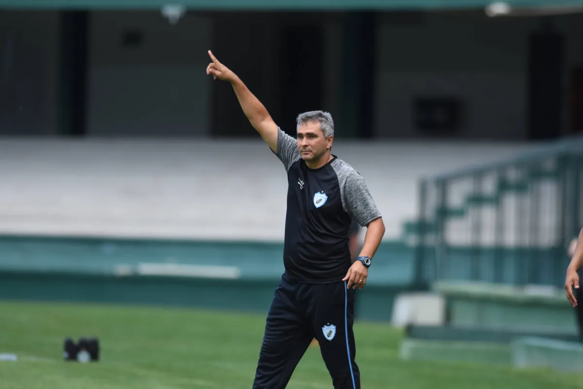 Silvinho, do Sub-19, assume o comando do LEC a quatro rodadas do fim da Série B