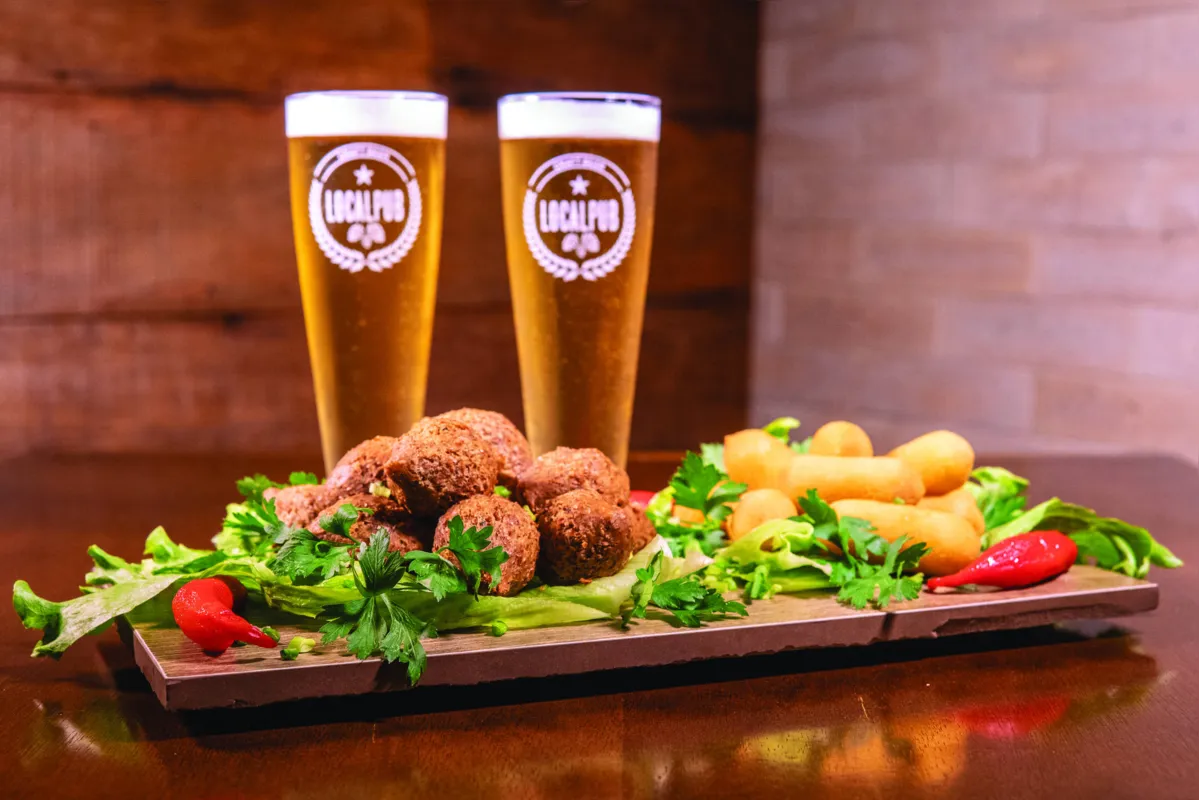 Local Pub: quibe e bolinho de mandioca e carne seca com cerveja artesanal da melhor qualidade
