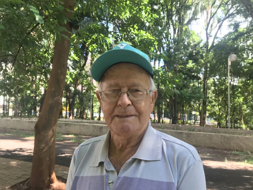 O aposentado Gildo Natal Molina frequenta o Bosque quase todos os dias para encontrar os colegas e jogar truco  