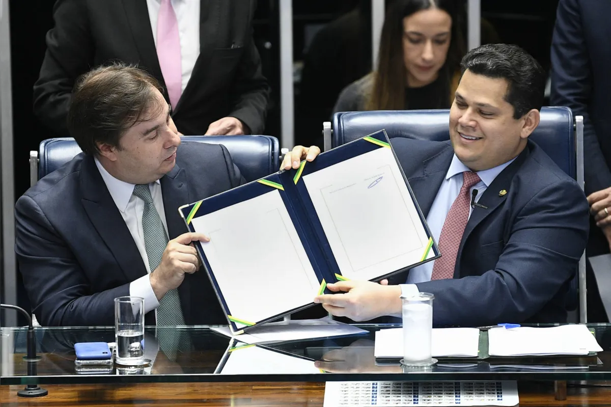 Imagem ilustrativa da imagem Congresso promulga nova Previdência