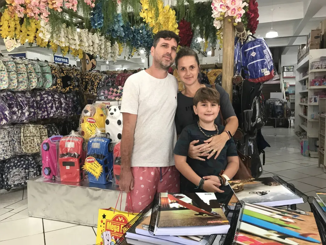 Daniele e Adriano Spirandelli com o filho Antonio: comodidade