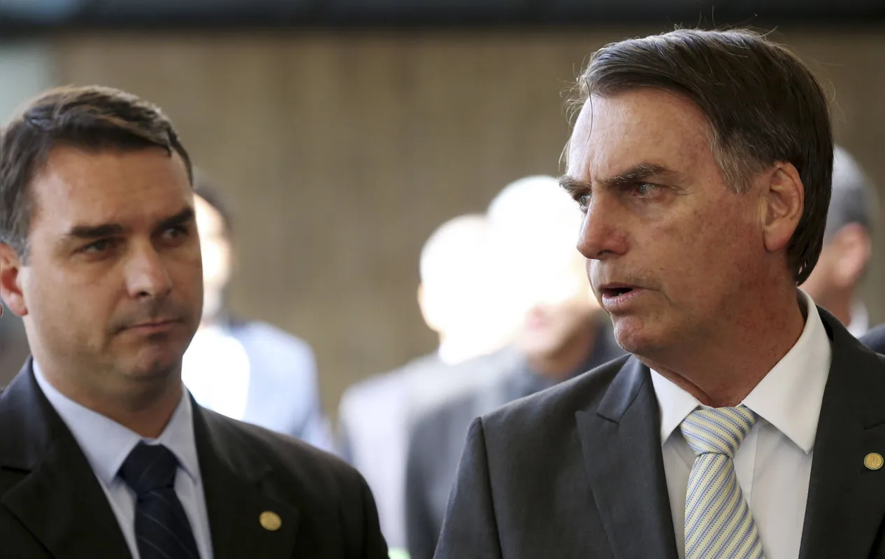 Imagem ilustrativa da imagem Contas de miliciano foram usadas em 'rachadinha' de Flávio Bolsonaro