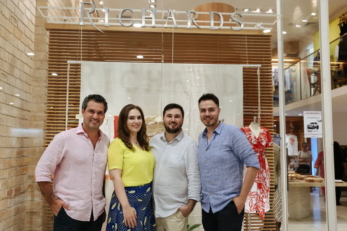 Gerente de franquias Richards - Inbrands, André Bento, com os anfitriões Beatriz Contreira e Luiz Dário e o gerente da Richards Londrina, Herberth Alves