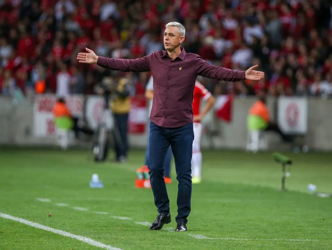 Tiago Nunes, que faz grande trabalho no Athletico-PR, é o único alvo da diretoria corintiana até o momento