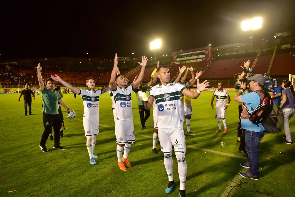 Imagem ilustrativa da imagem Coritiba supera Vitória de virada e confirma acesso para a elite