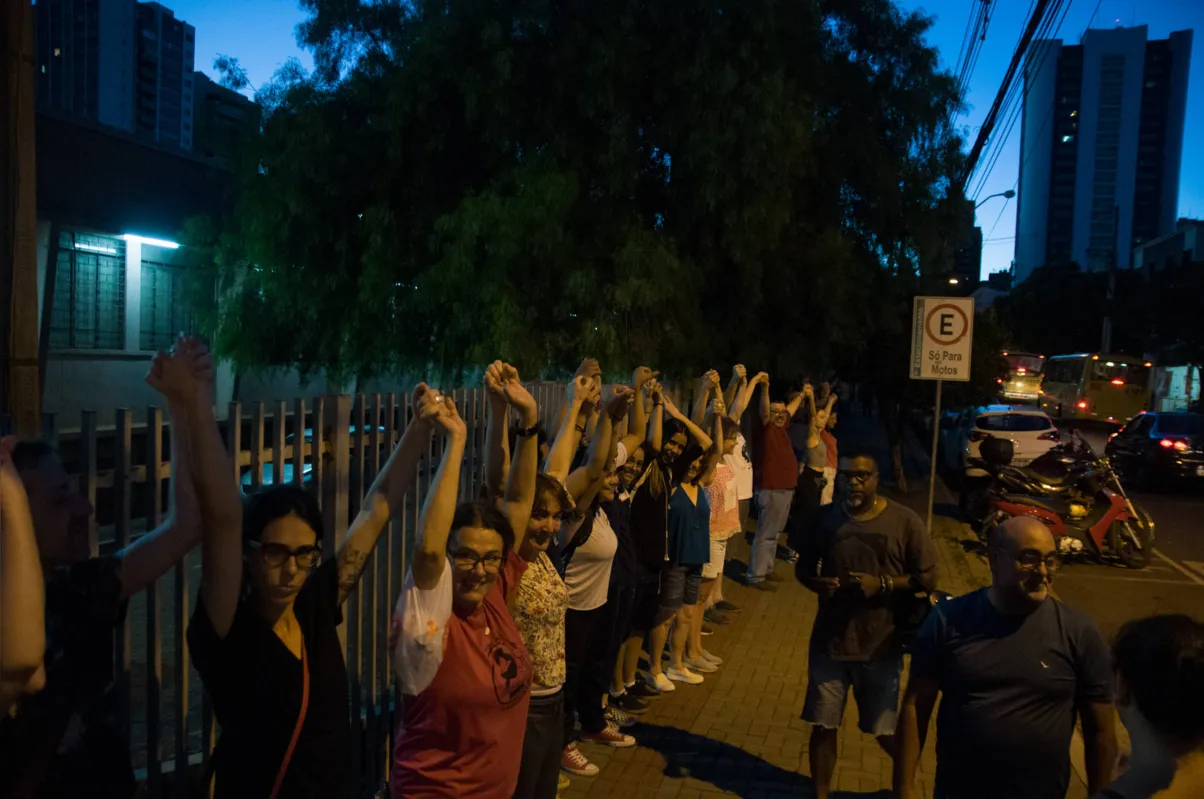 Manifestação em favor do Hugo Simas resultou num grande abraço simbólico ao colégio que foi ameaçado de censura pela apresentação da peça 'Quando Quebra Queima' que integrou o FILO 2019