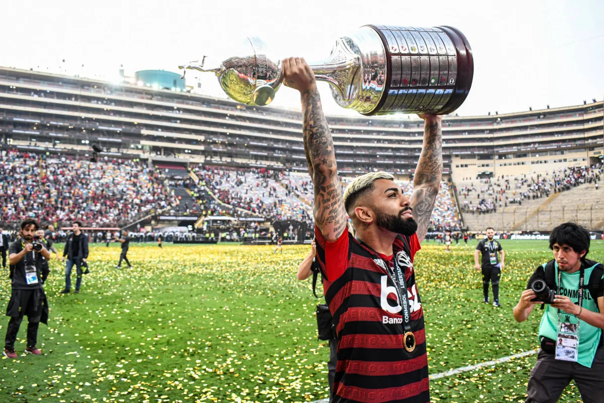 Imagem ilustrativa da imagem Decisivo no Flamengo, Gabriel comemora título da Libertadores: 'Fiz história'