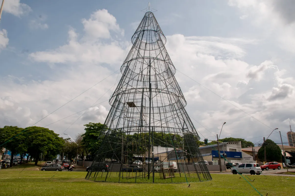 Árvores começaram a ser montadas em alguns locais, como na rotatória da Leste-Oeste com a Rio Branco