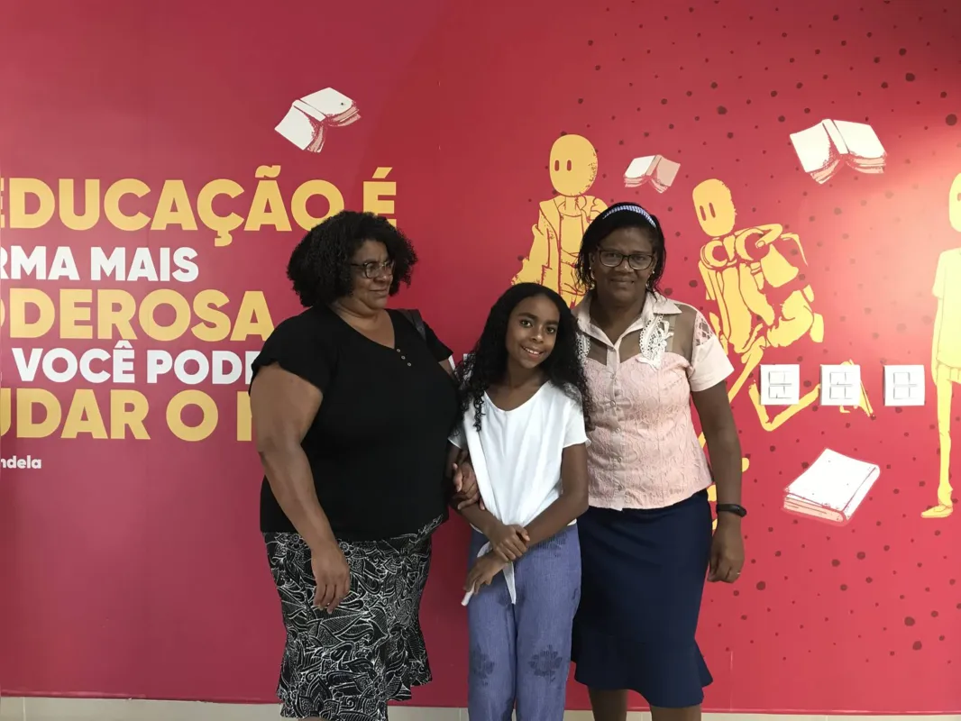 Noemi Natália Medeiros Vieira, 11, com a mãe Sandra Medeiros (esq.) e a tia Rosa Batista. "Estou um pouco nervosa, mas gostei muito do convite"