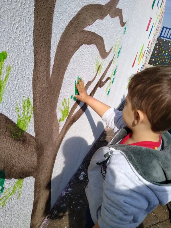 O muro do CMEI Padre José Luis Nieto,  que antes apenas separava a rua da escola, é agora um espaço para arte e conservação 