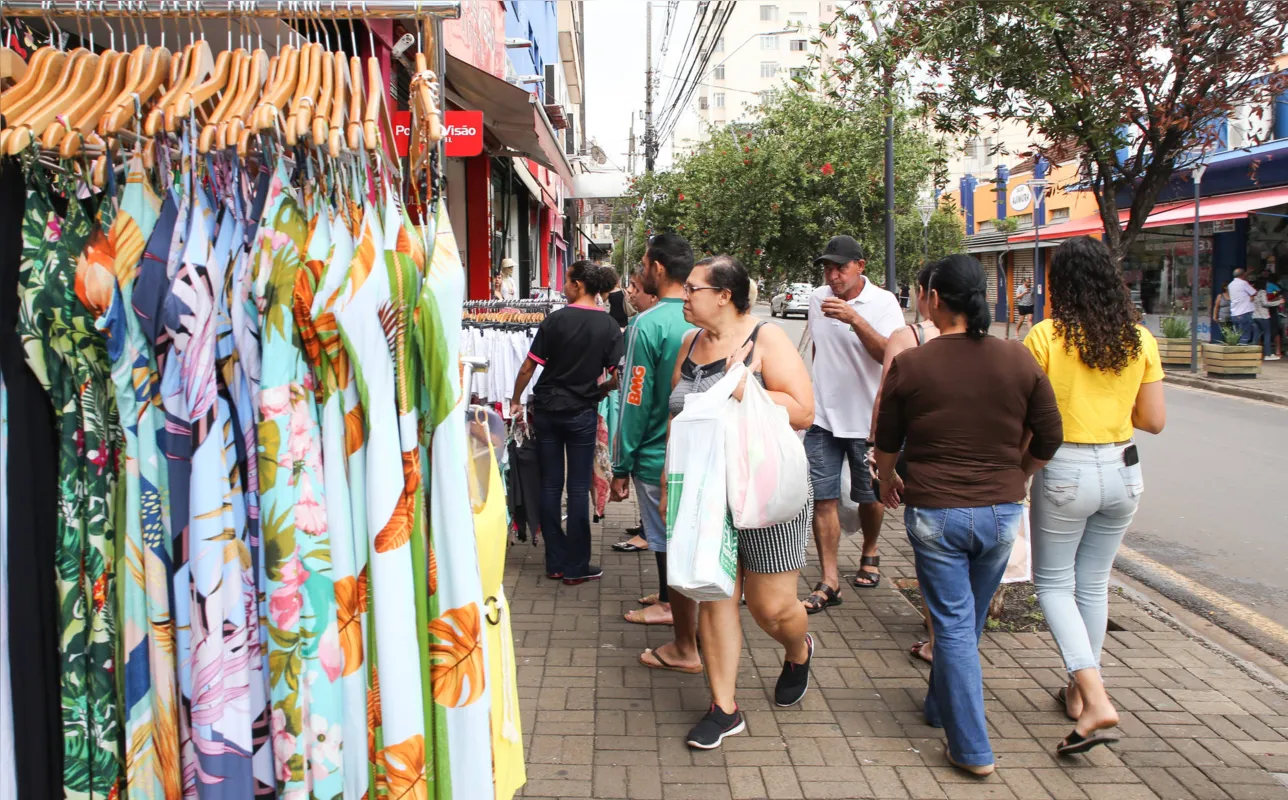 Comércio do centro da cidade recebeu consumidores que buscam presentes no último fim de semana antes do Natal