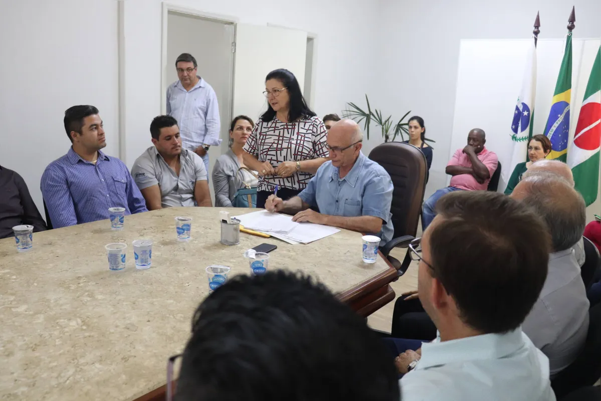 Prefeito de Cambé, José do Carmo Garcia, assinou na última quinta-feira (28) contratos de alienação de terrenos para a instalação de 12 micros e pequenas empresas em Cambé
