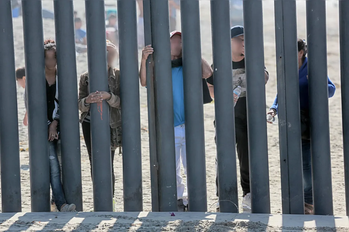 Maioria dos imigrantes irregulares entra nos EUA pela fronteira com o México 