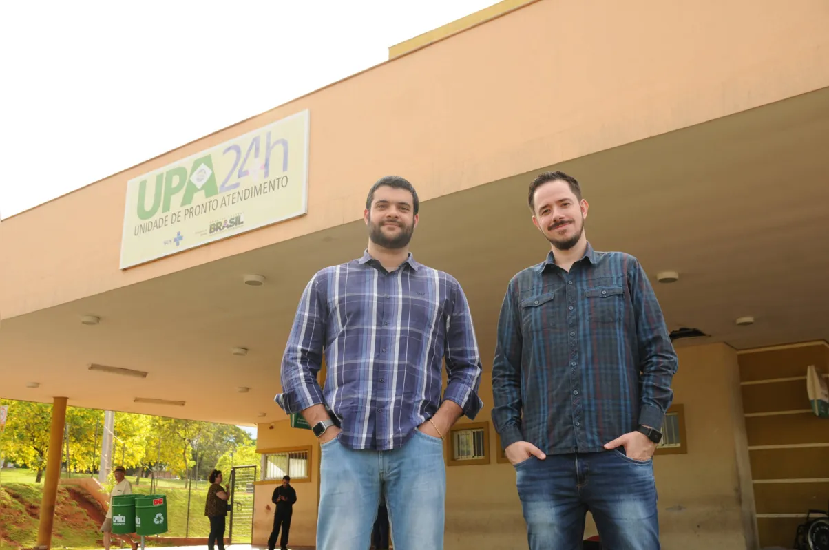 André Dias e Huander Tironi desenvolveram uma solução para o atendimento das UPAs, com informações sobre o andamento das filas e médicos do dia