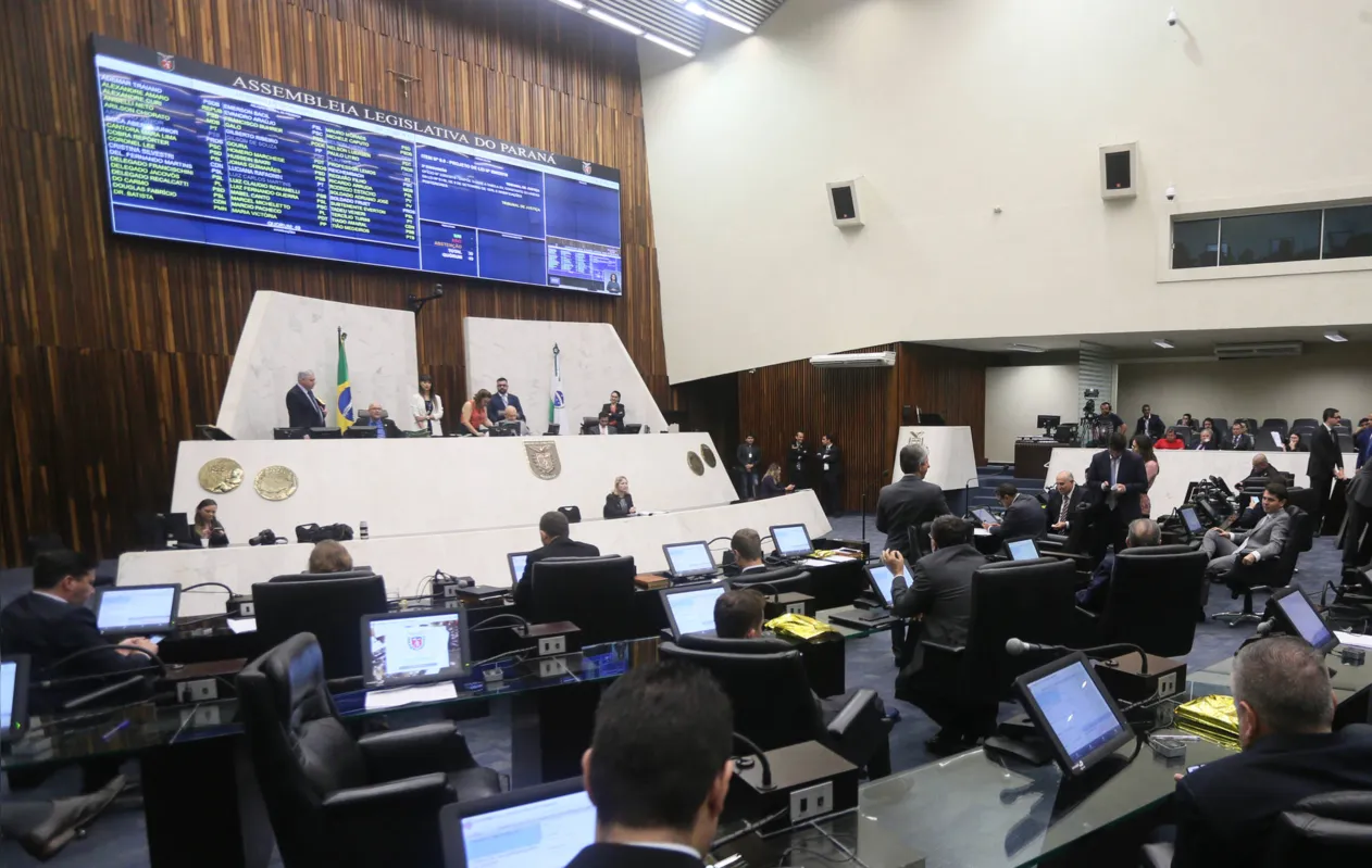 Dos 54 deputados estaduais, sete se declaram como de oposição e em torno de 40 integram a bancada governista; os demais se dizem independentes 