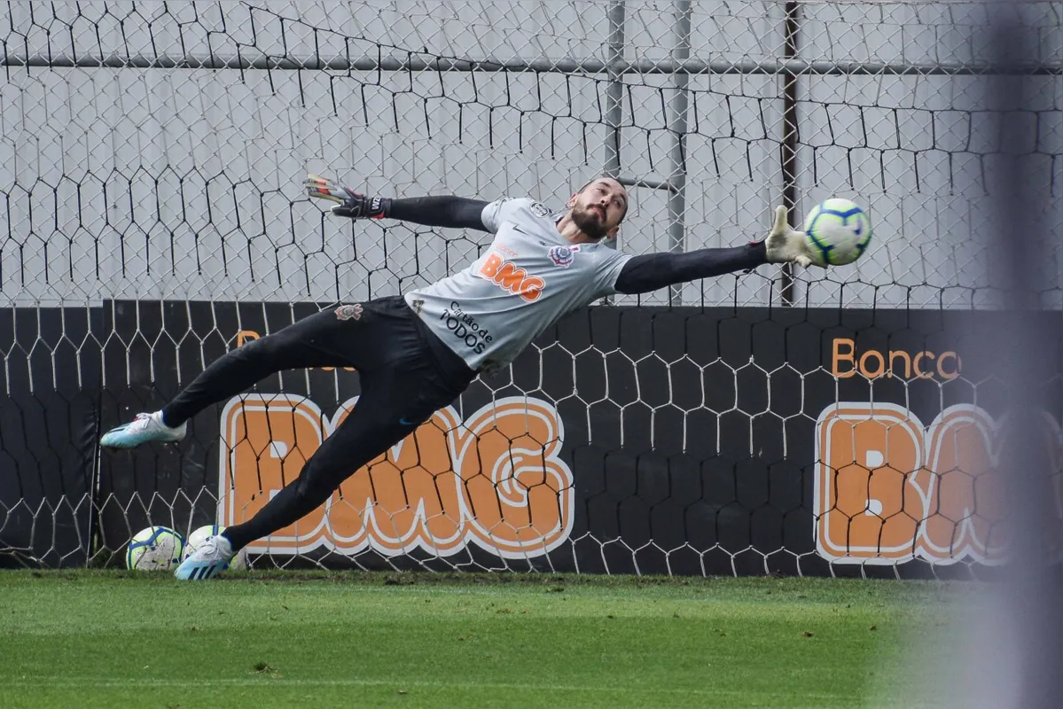 Com o goleiro Cássio machucado, Walter segue titular no Corinthians