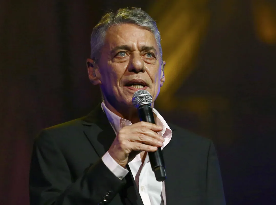 Chico Buarque escolheu a comicidade para tratar de um país abalado por tempestades éticas, políticas, morais e ideológicas 